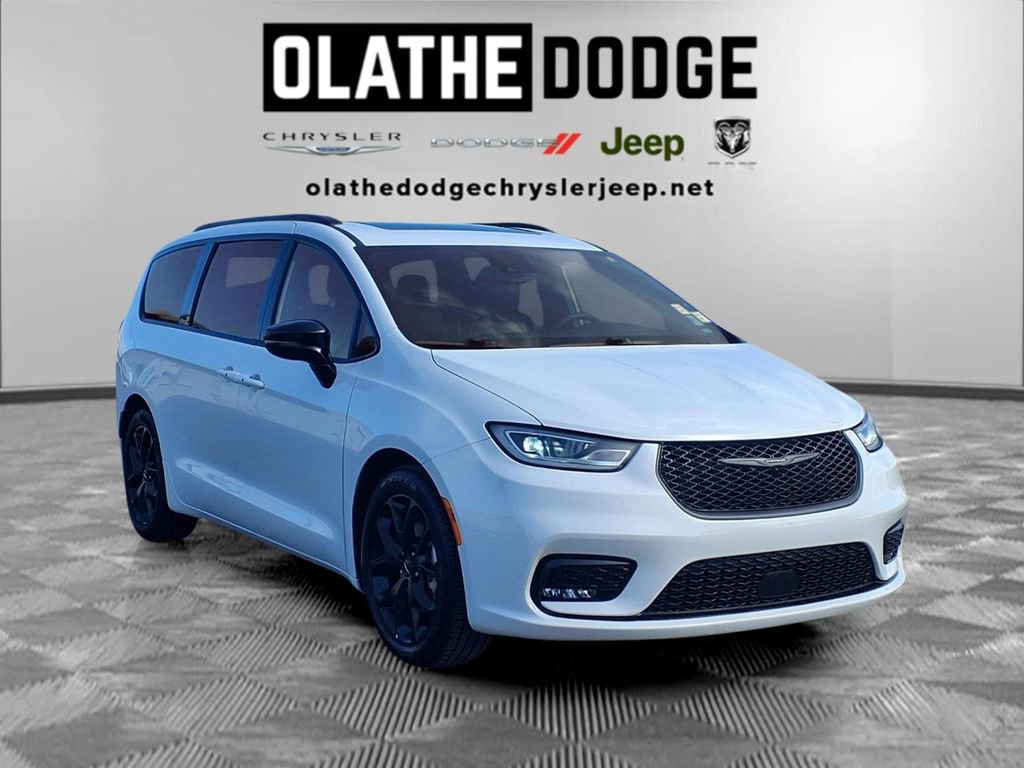 Certified 2025 Chrysler Pacifica Limited image 32