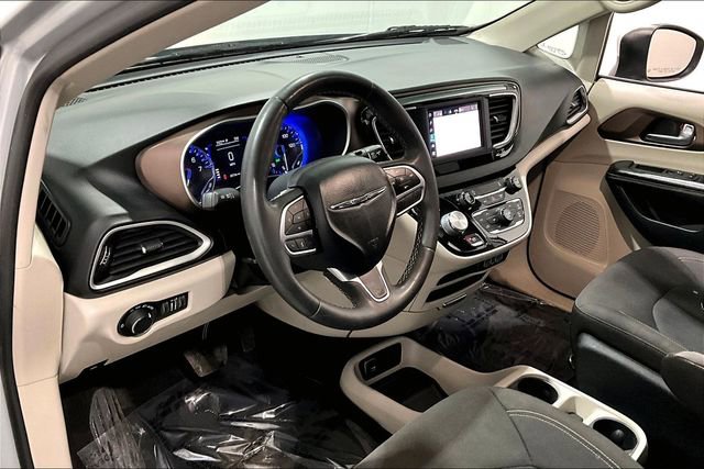 Used 2022 Chrysler Voyager LX image 17