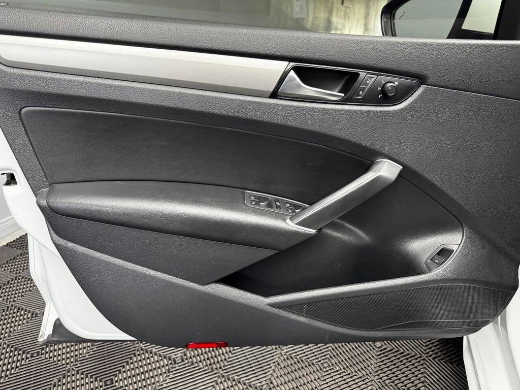 Used 2021 Volkswagen Passat 2.0T SE image 38