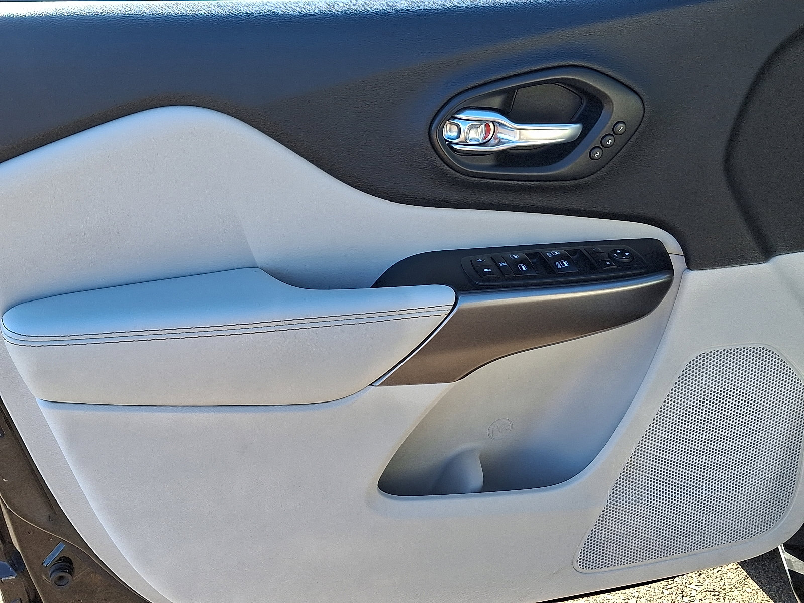 Used 2019 Jeep Cherokee Limited image 12