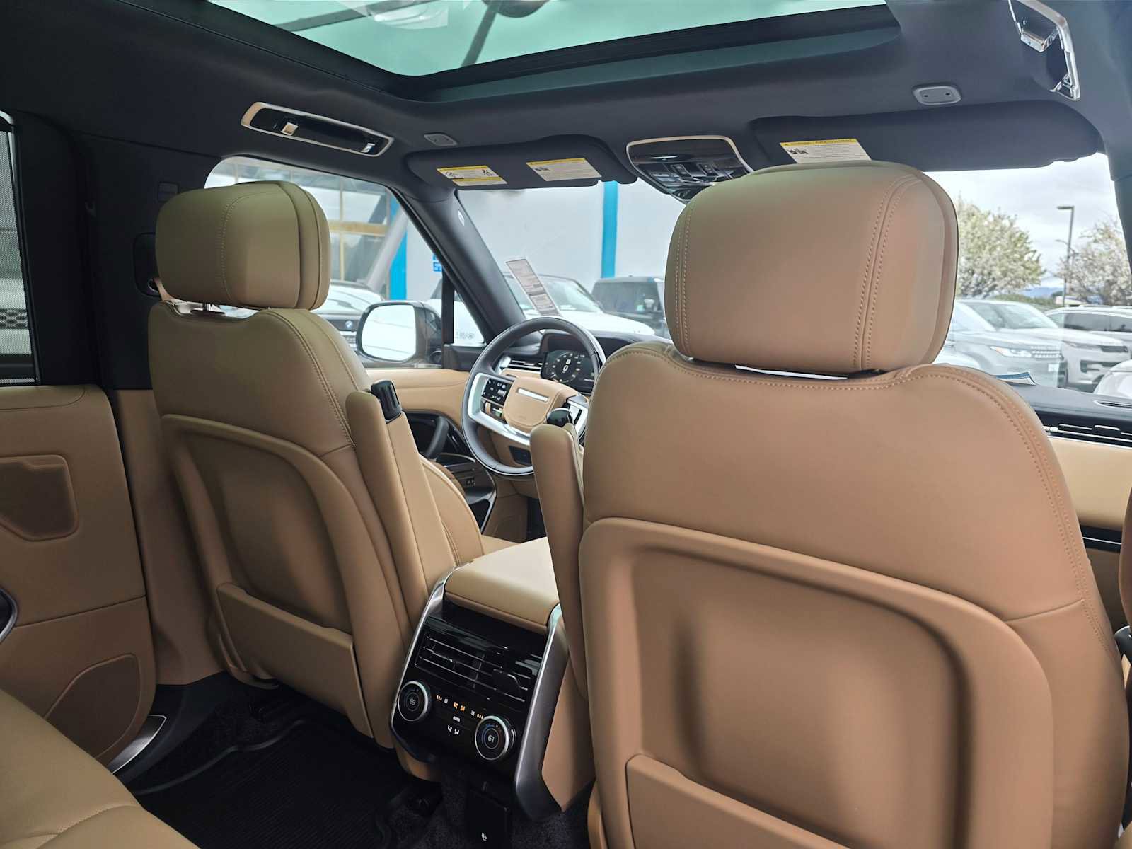 New 2025 Land Rover Range Rover Long Wheelbase SE image 17