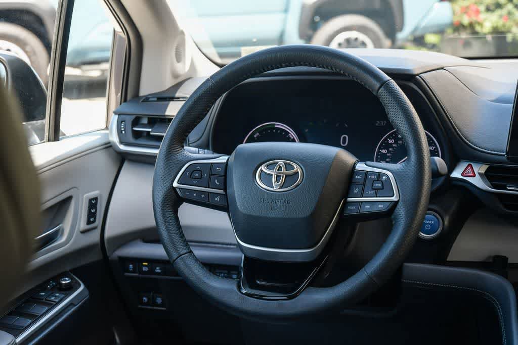 Used 2021 Toyota Sienna Limited FWD image 12