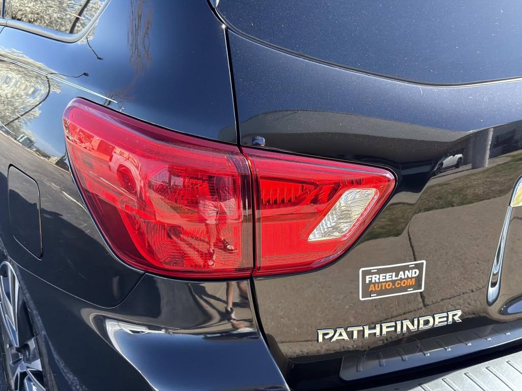 Used 2017 Nissan Pathfinder Platinum image 12