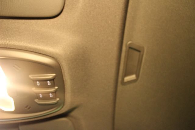 Used 2025 Chevrolet Trax RS w/ Sunroof Package FWD image 26