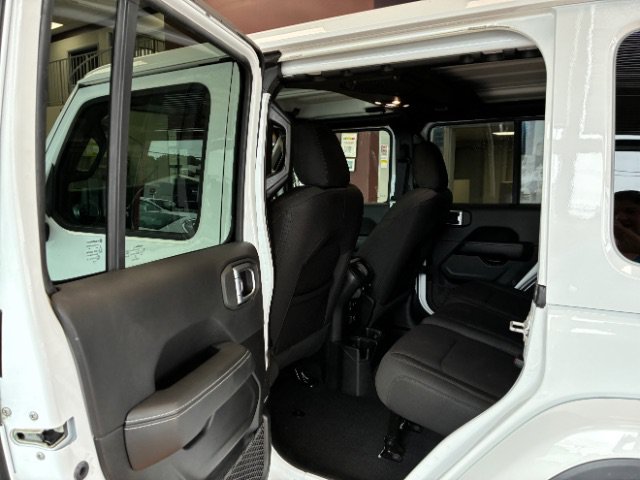 Used 2022 Jeep Wrangler Unlimited Sahara w/ Cold Weather Group AWD/4WD image 21