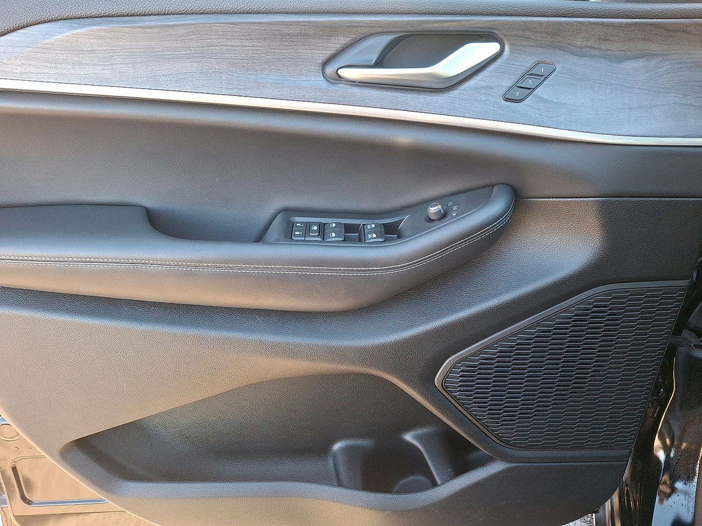 Used 2024 Jeep Grand Cherokee Limited image 10