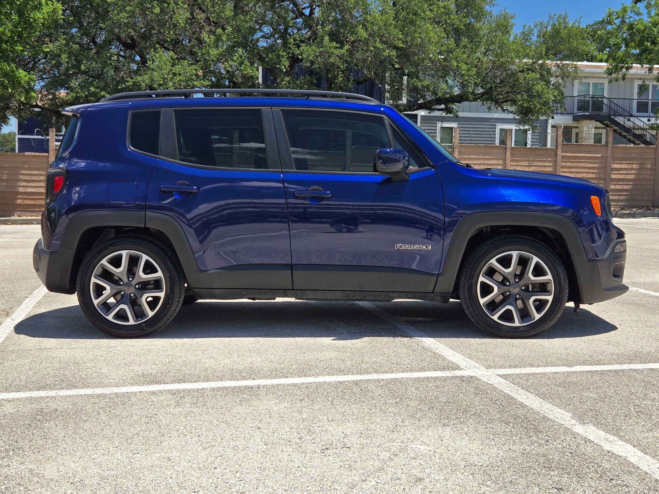 Used 2018 Jeep Renegade Latitude FWD image 3