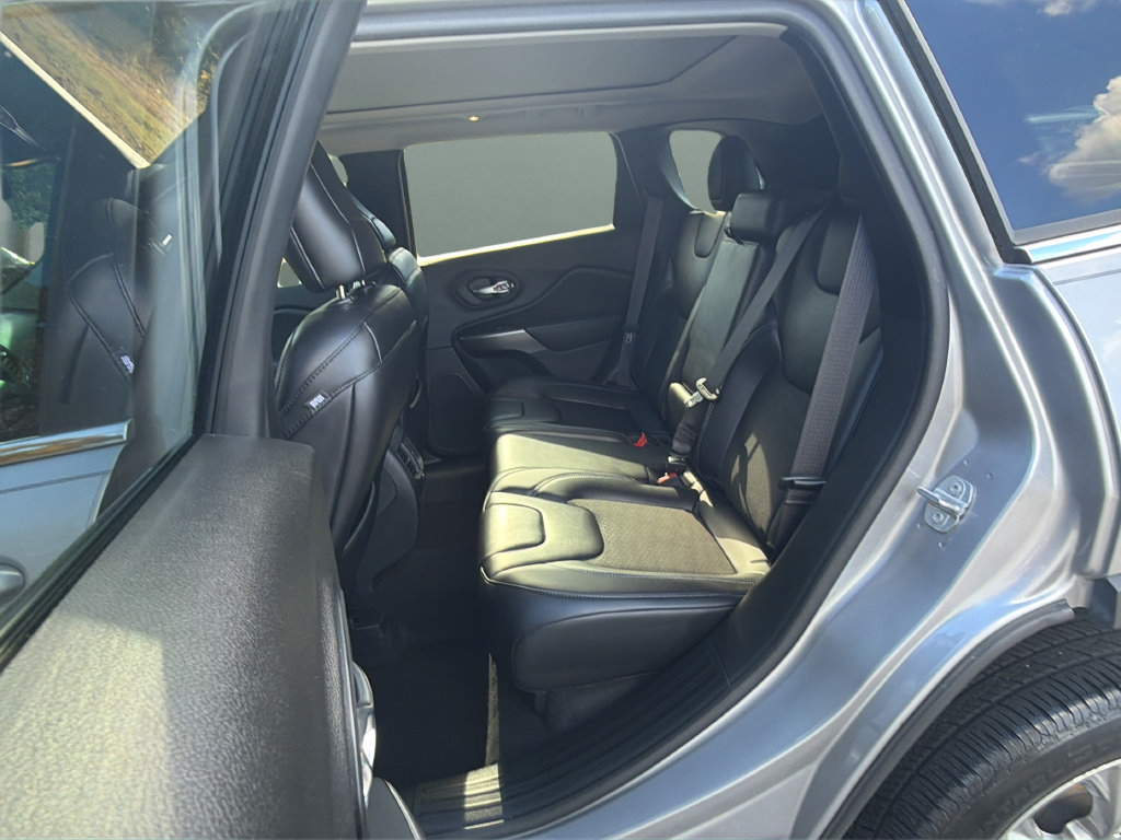 Used 2019 Jeep Cherokee Latitude Plus FWD image 12