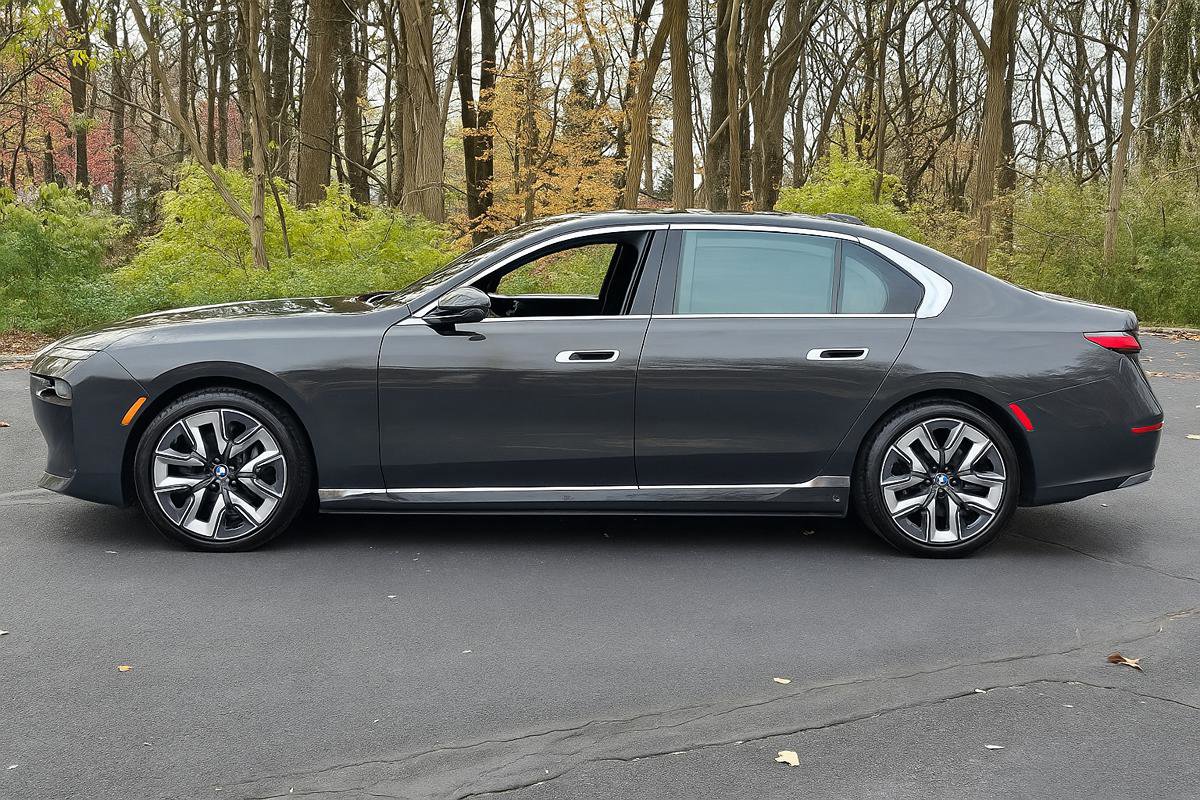 Used 2024 BMW i7 xDrive60 w/ Executive Package image 3