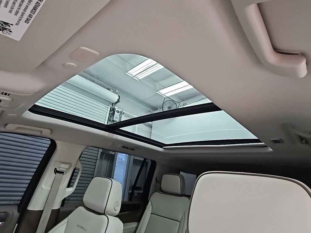 Used 2023 GMC Yukon XL Denali image 32