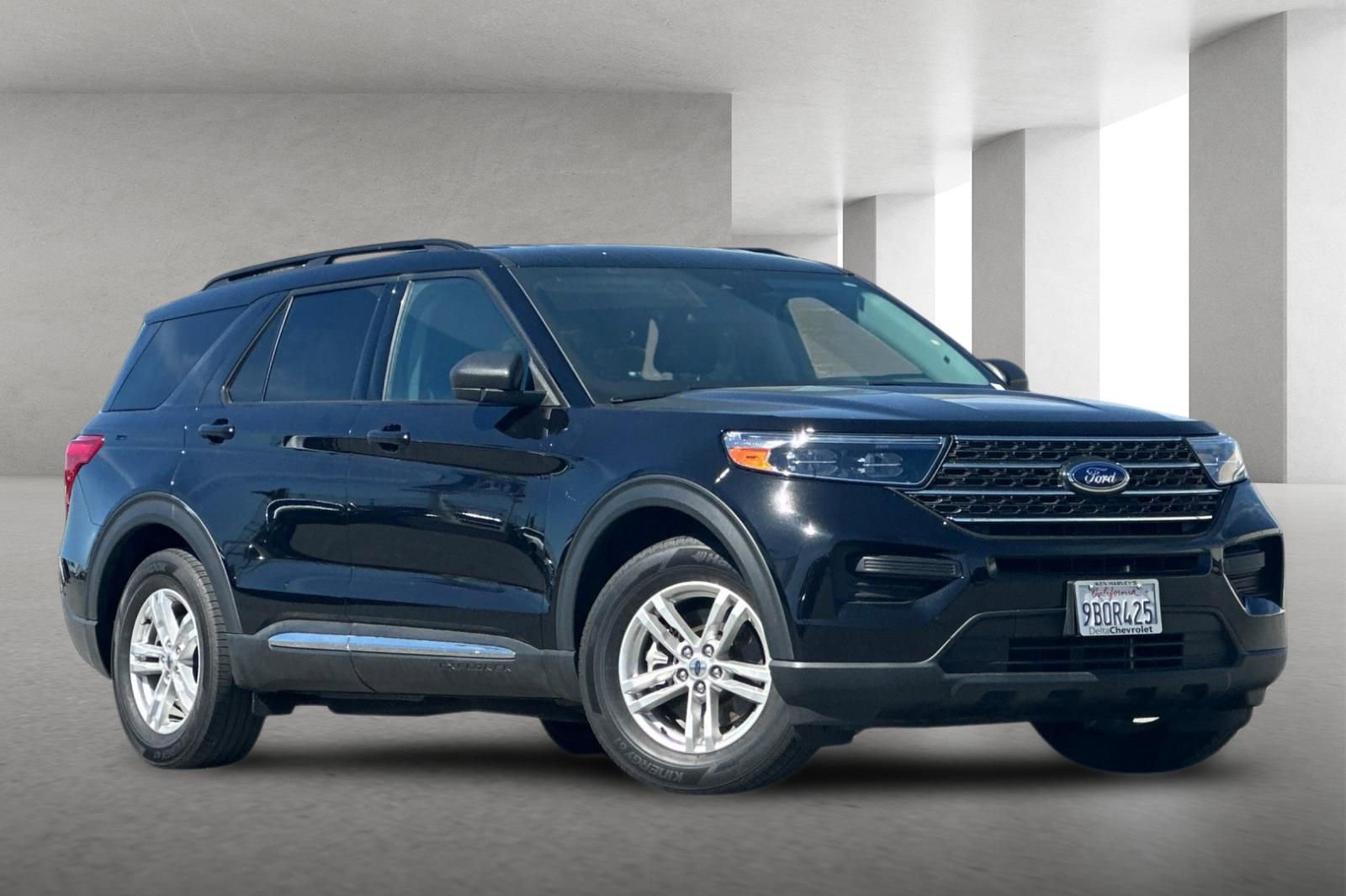 Used 2022 Ford Explorer XLT image 2