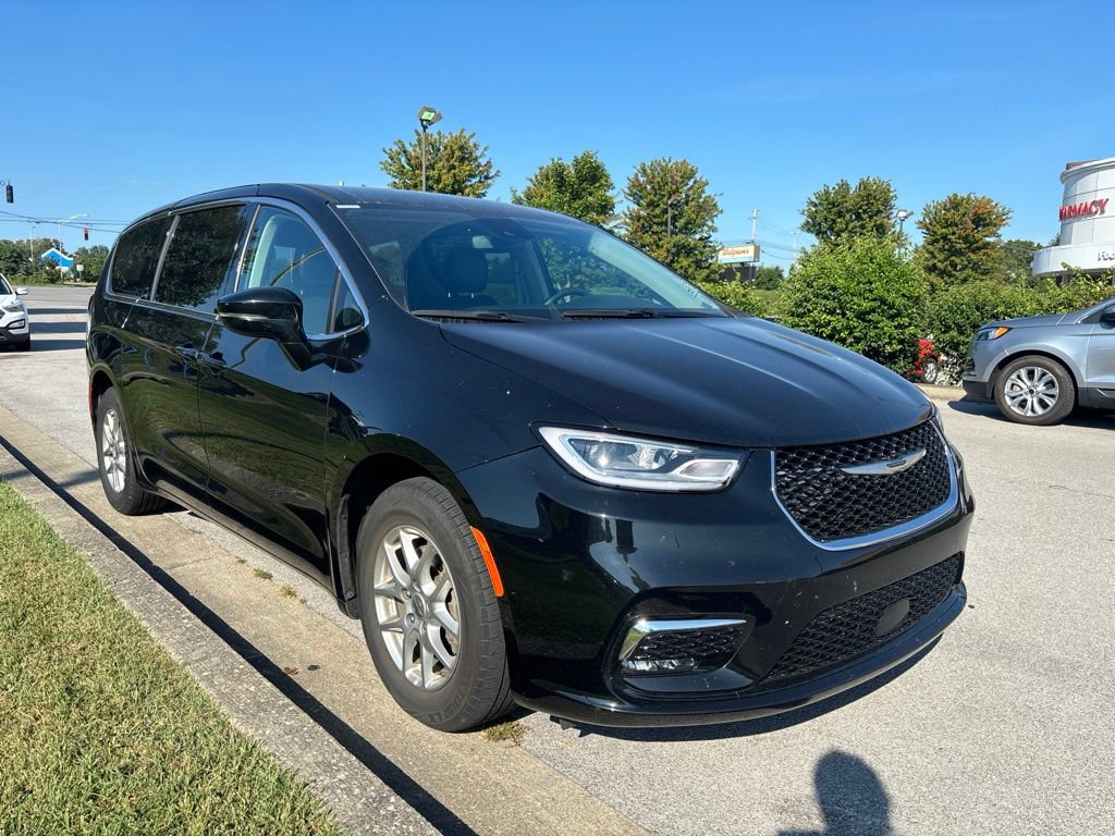 Used 2024 Chrysler Pacifica Touring-L FWD image 2