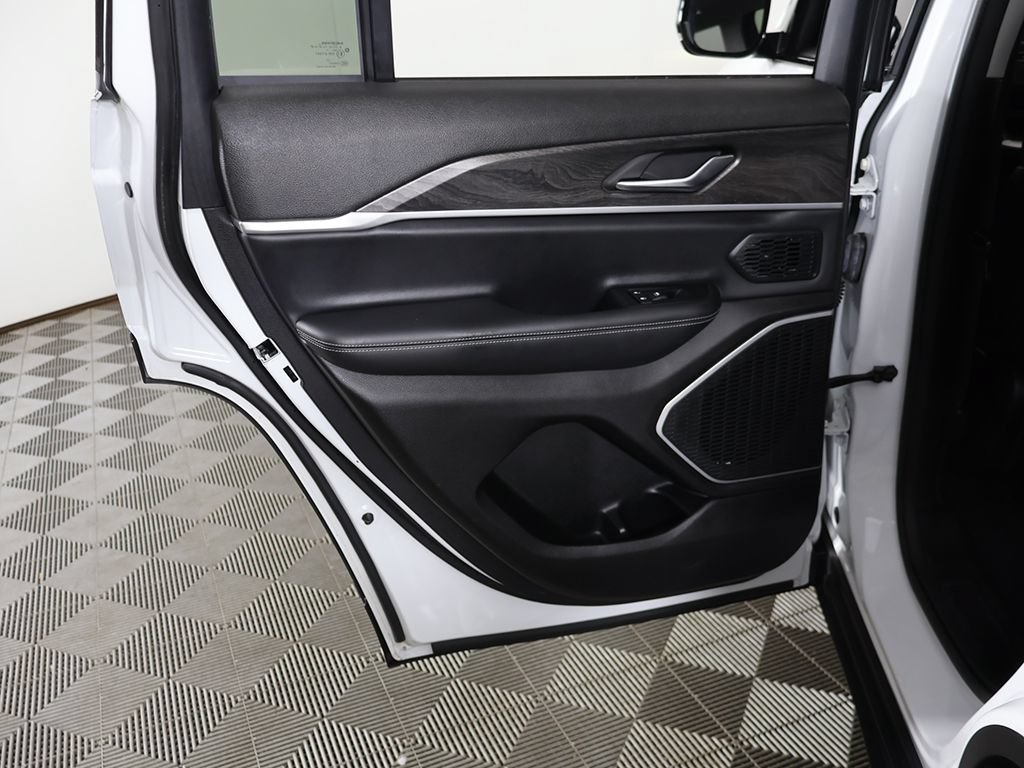 Used 2022 Jeep Grand Cherokee Limited AWD/4WD image 29
