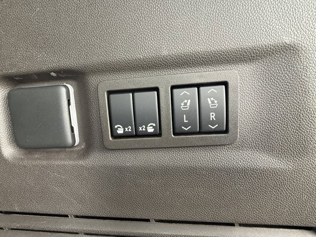 Used 2022 Chevrolet Suburban LT w/ Luxury Package AWD/4WD image 14