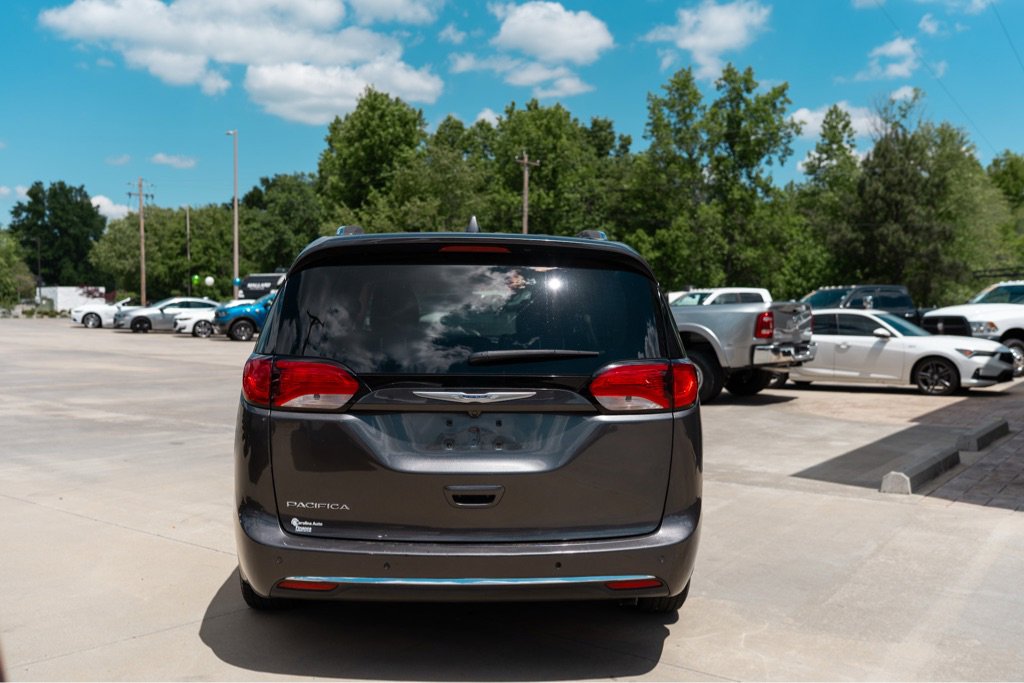 Used 2019 Chrysler Pacifica Touring-L FWD image 5