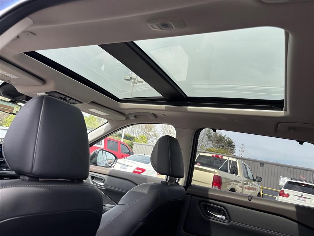 Used 2023 Nissan Rogue SL w/ SL Premium Package image 5