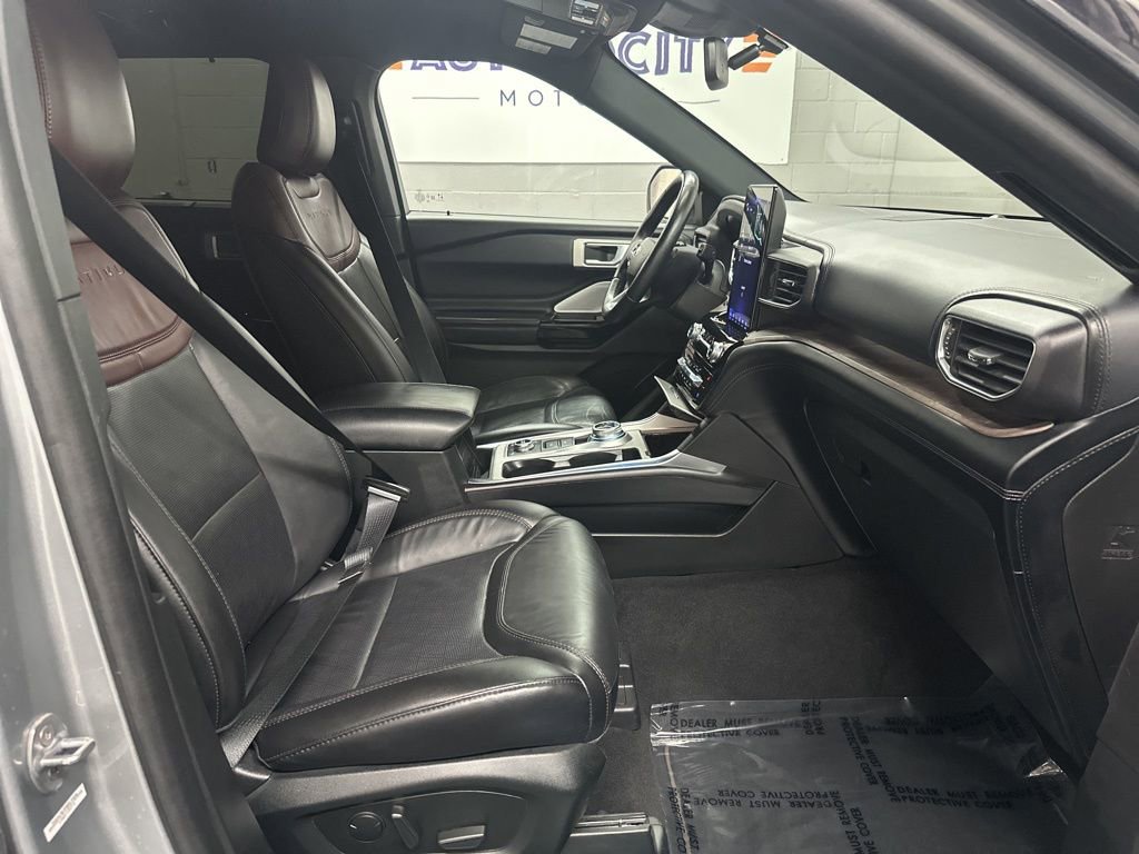 Used 2022 Ford Explorer Platinum w/ Equipment Group 601A AWD/4WD image 19
