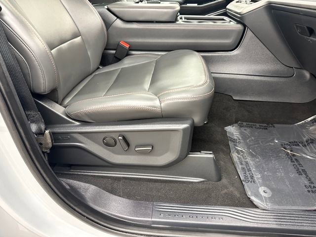 Certified 2025 Ford Expedition Active image 12