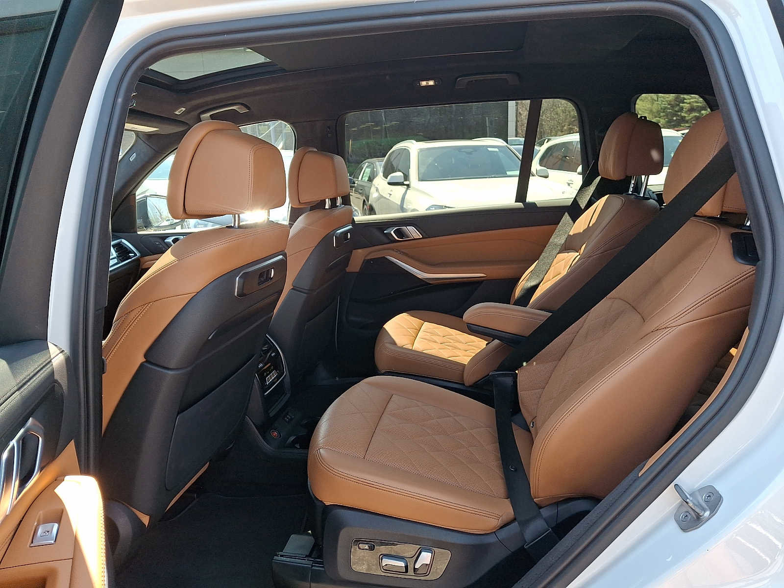 Used 2024 BMW X7 xDrive40i w/ M Sport Package AWD/4WD image 11
