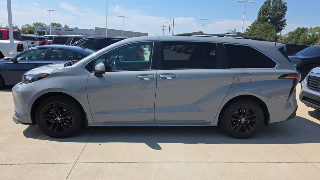 Used 2022 Toyota Sienna XLE Woodland Edition AWD/4WD image 2