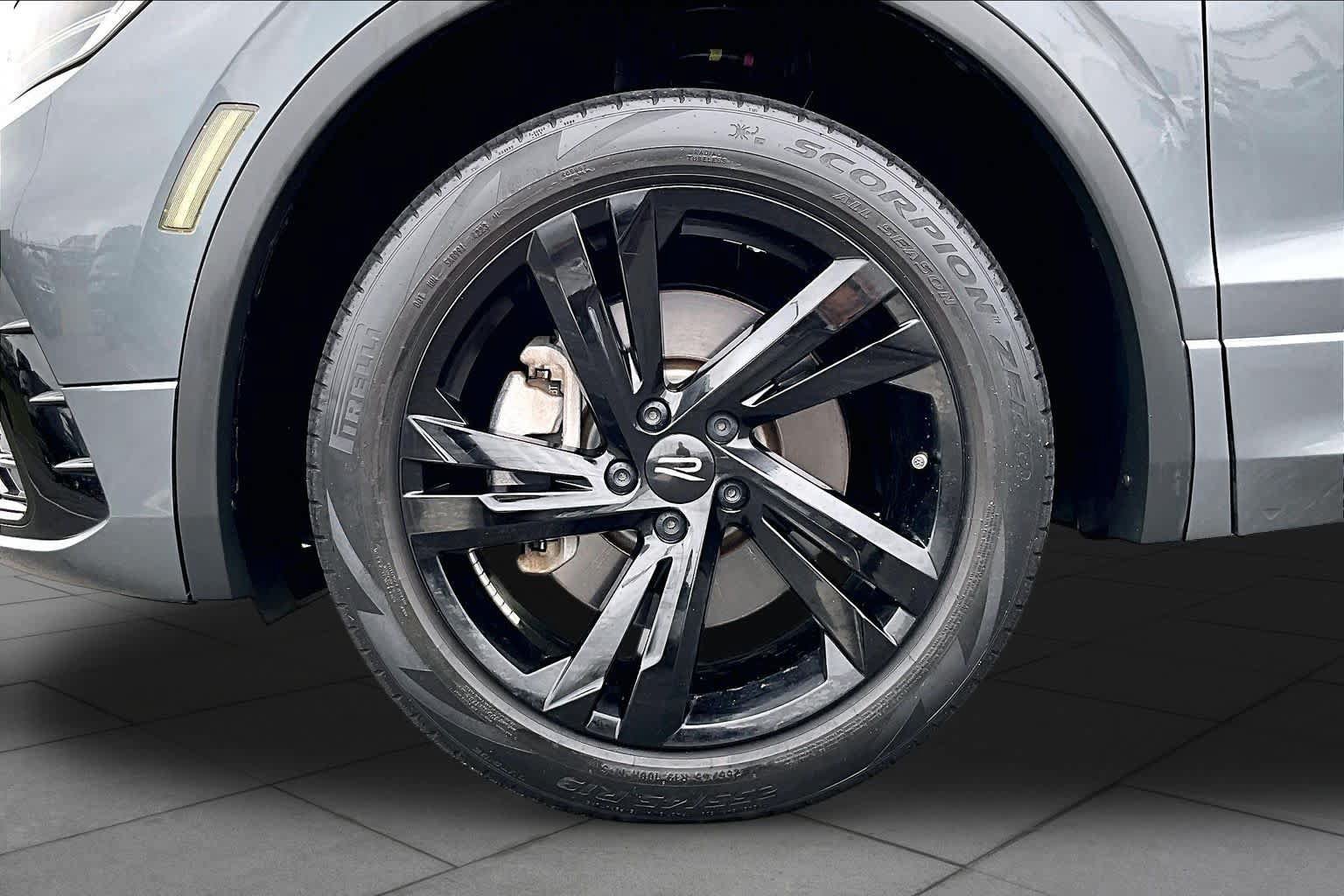Used 2024 Volkswagen Tiguan SE R-Line AWD/4WD image 11