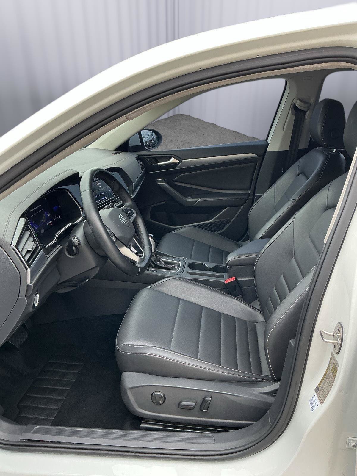 Used 2022 Volkswagen Jetta SE FWD image 16