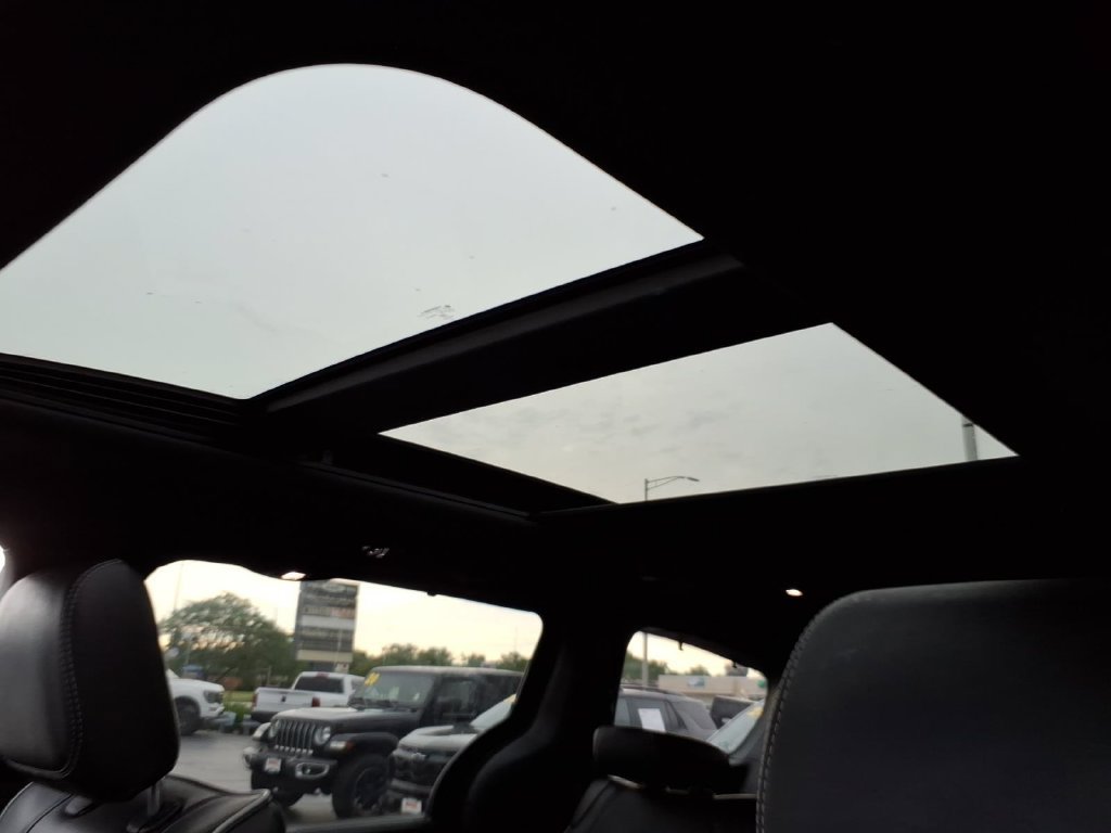 Certified 2025 Chrysler Pacifica Limited FWD image 11