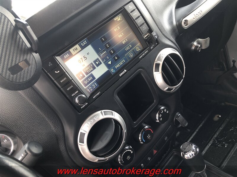 Used 2012 Jeep Wrangler Rubicon w/ Connectivity Group AWD/4WD image 13