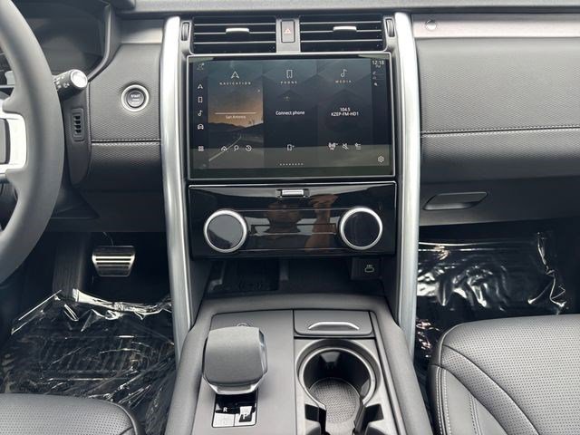 Used 2025 Land Rover Discovery Dynamic SE AWD/4WD image 17