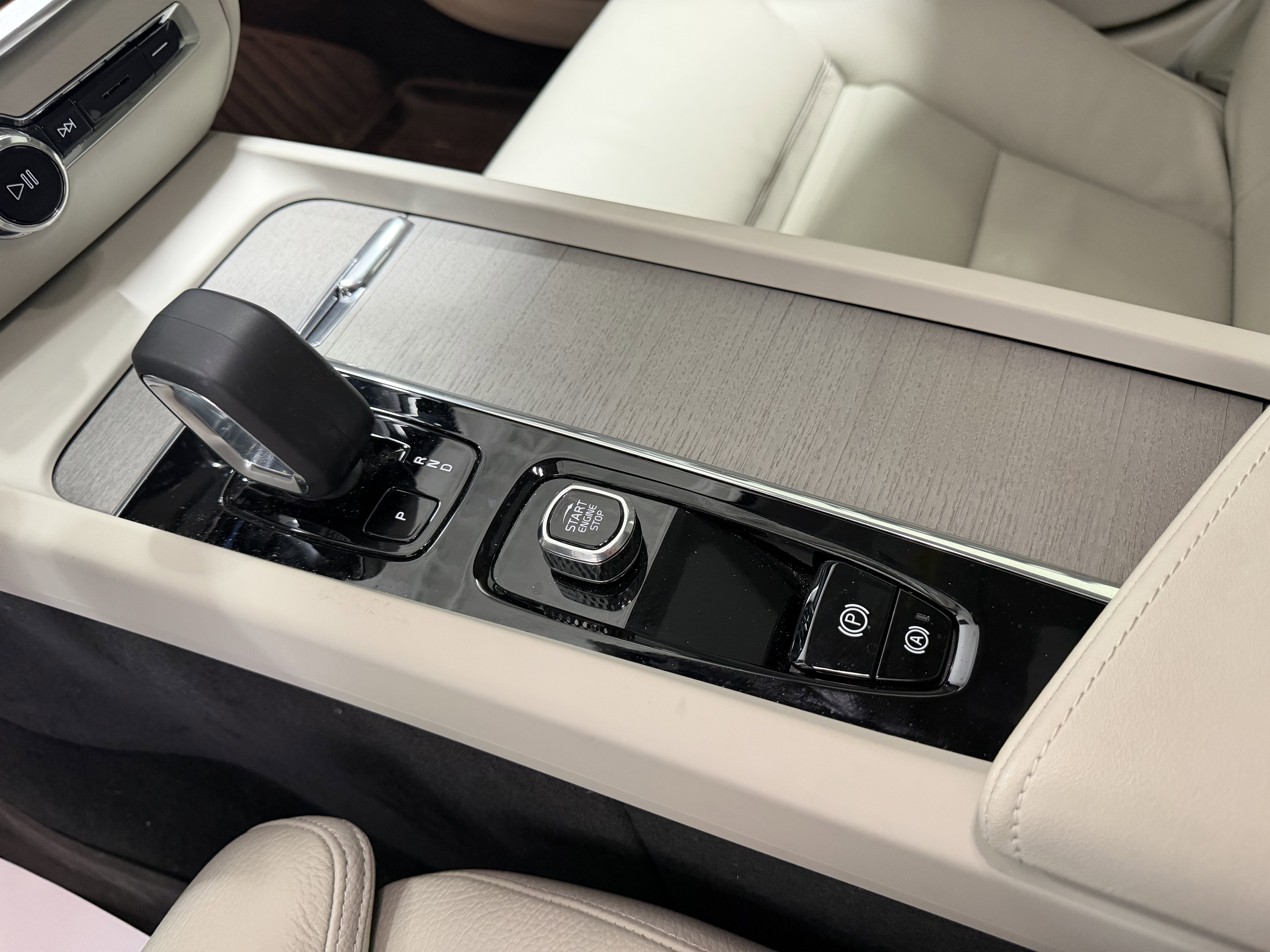 Used 2023 Volvo S60 B5 Ultimate w/ Climate Package image 20