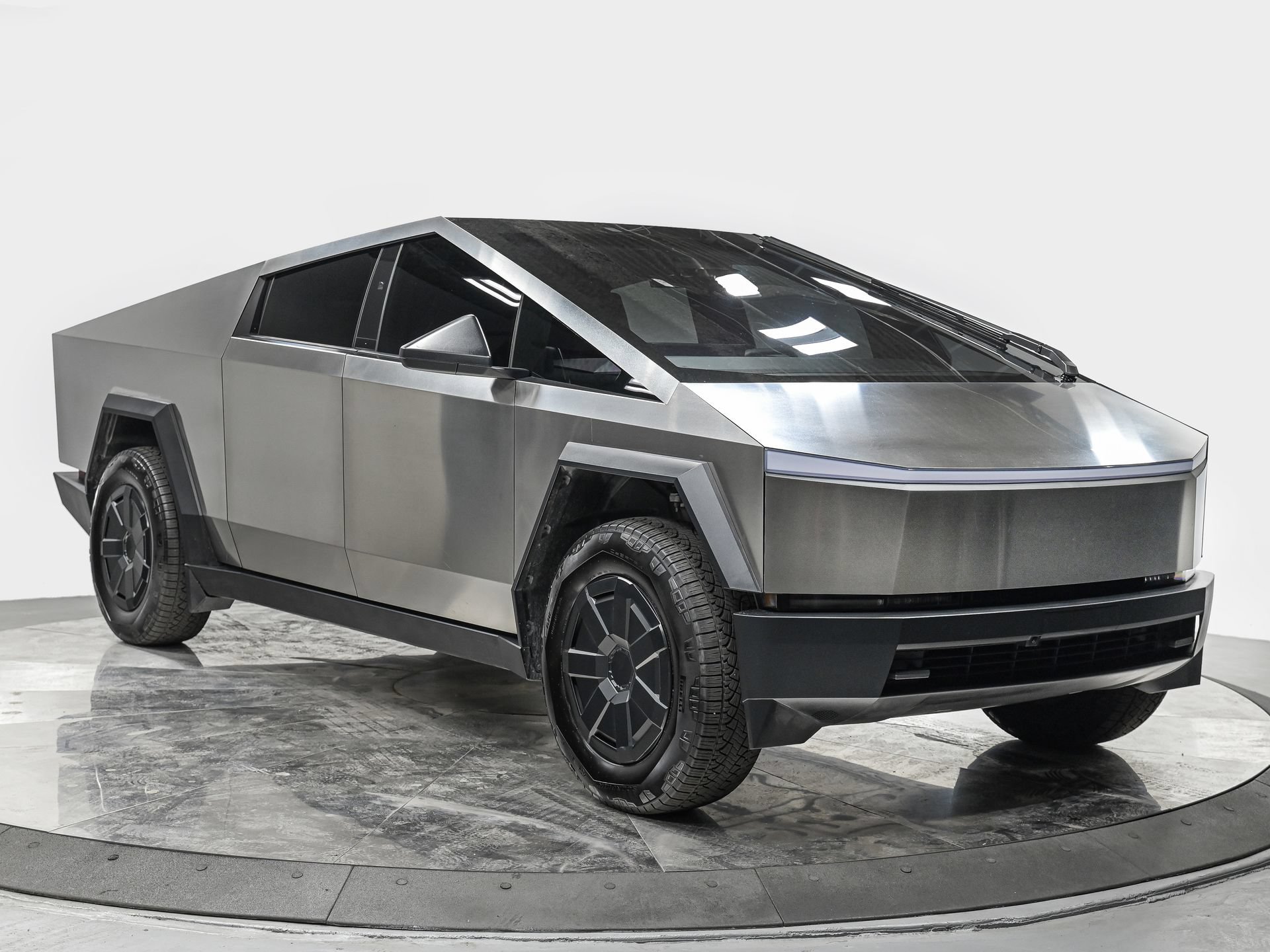 Used 2025 Tesla Cybertruck AWD Crew Cab image 9