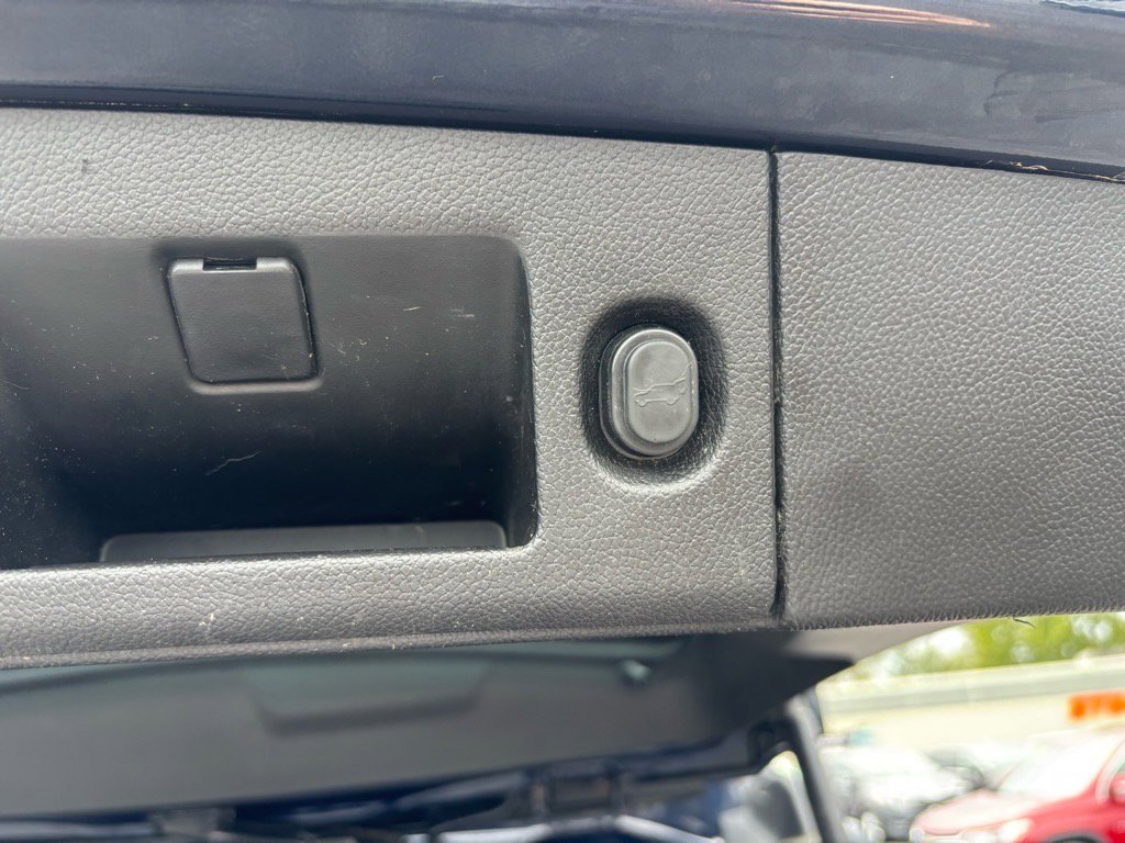 Used 2018 Chevrolet Suburban LT w/ Luxury Package image 23