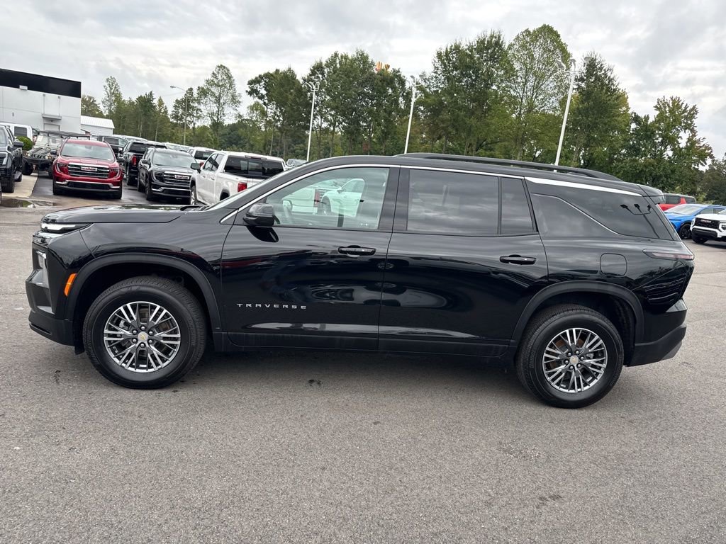 Used 2025 Chevrolet Traverse LT image 2