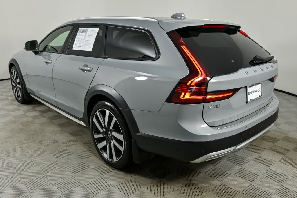 Certified 2024 Volvo V90 B6 Cross Country Ultimate w/ Protection Package Premier image 4