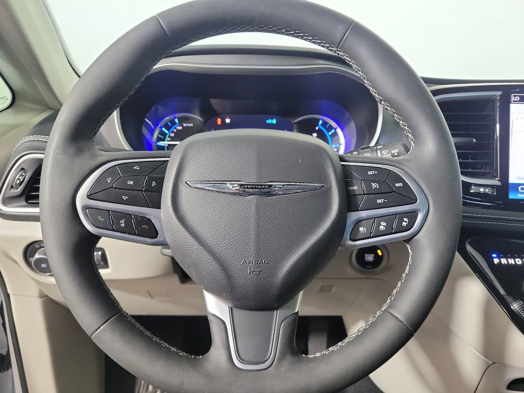Used 2024 Chrysler Pacifica Select image 15