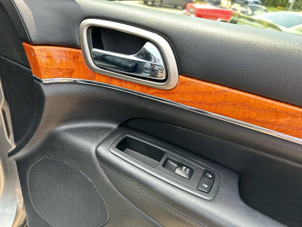 Used 2013 Jeep Grand Cherokee Overland AWD/4WD image 24