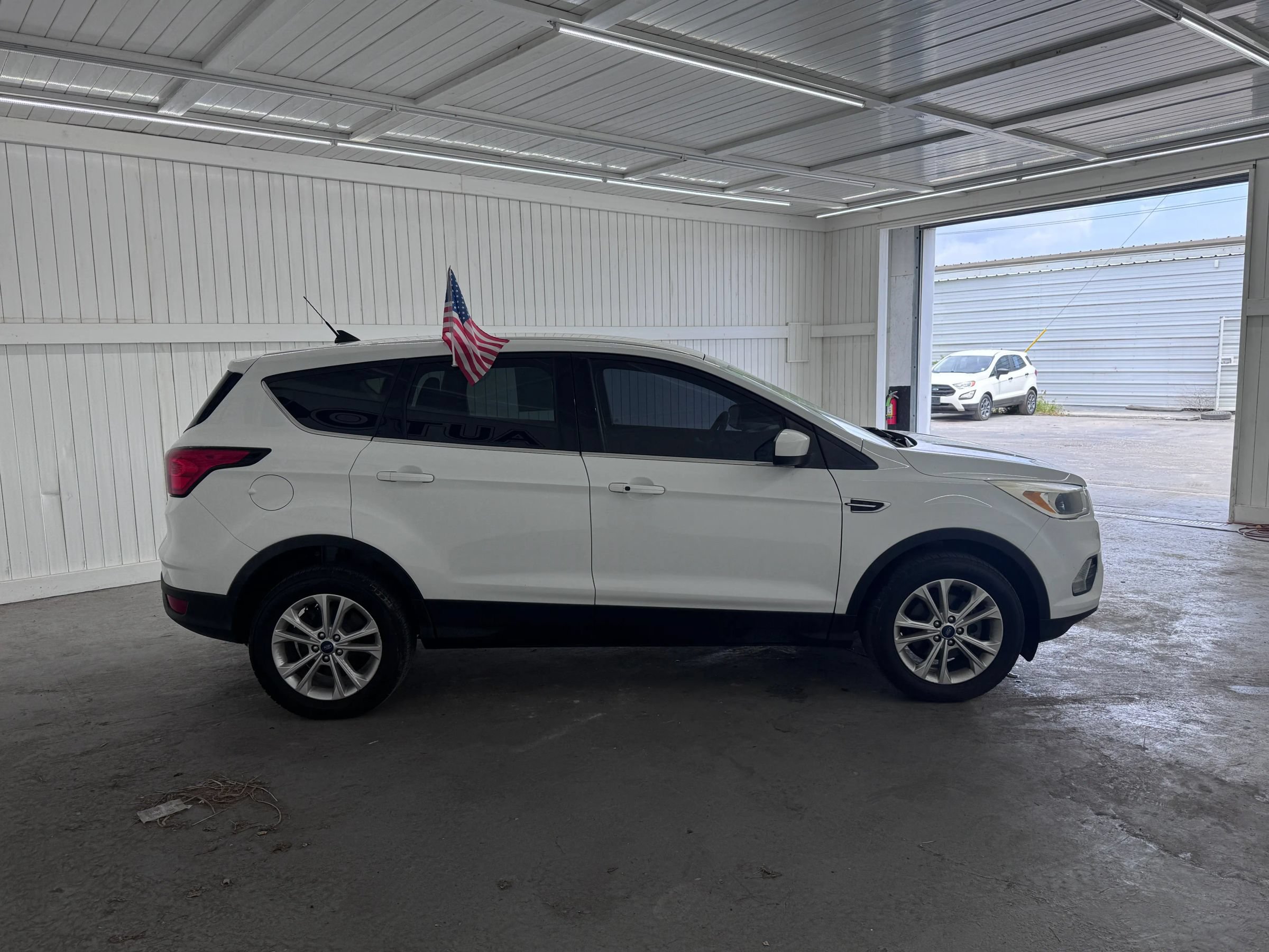 Used 2019 Ford Escape SE FWD image 4