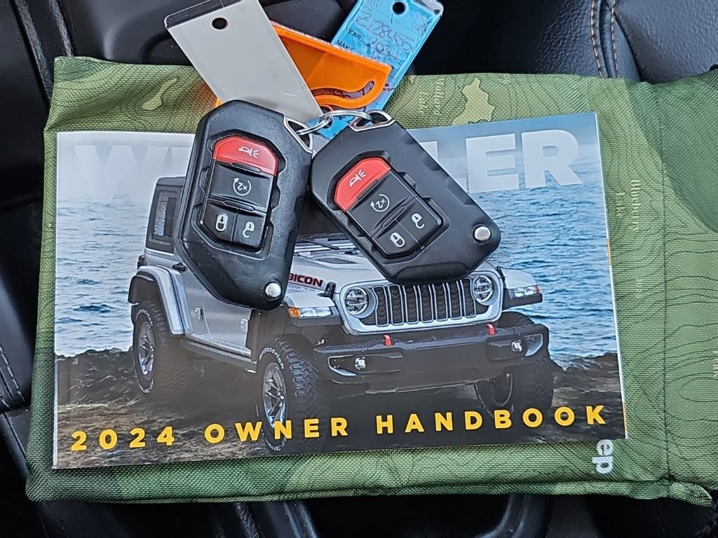 Used 2024 Jeep Wrangler Unlimited Sahara w/ Technology Group AWD/4WD image 5