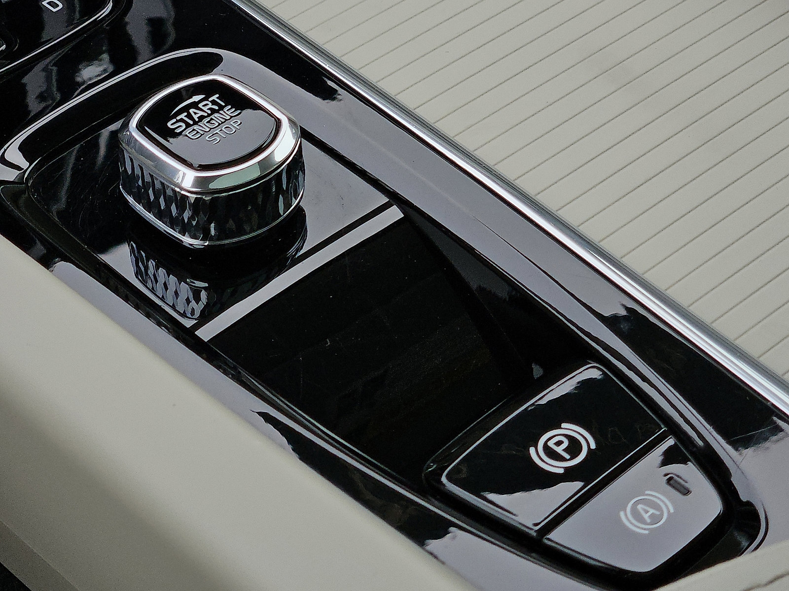 Certified 2024 Volvo XC60 B5 Core w/ Climate Package image 24