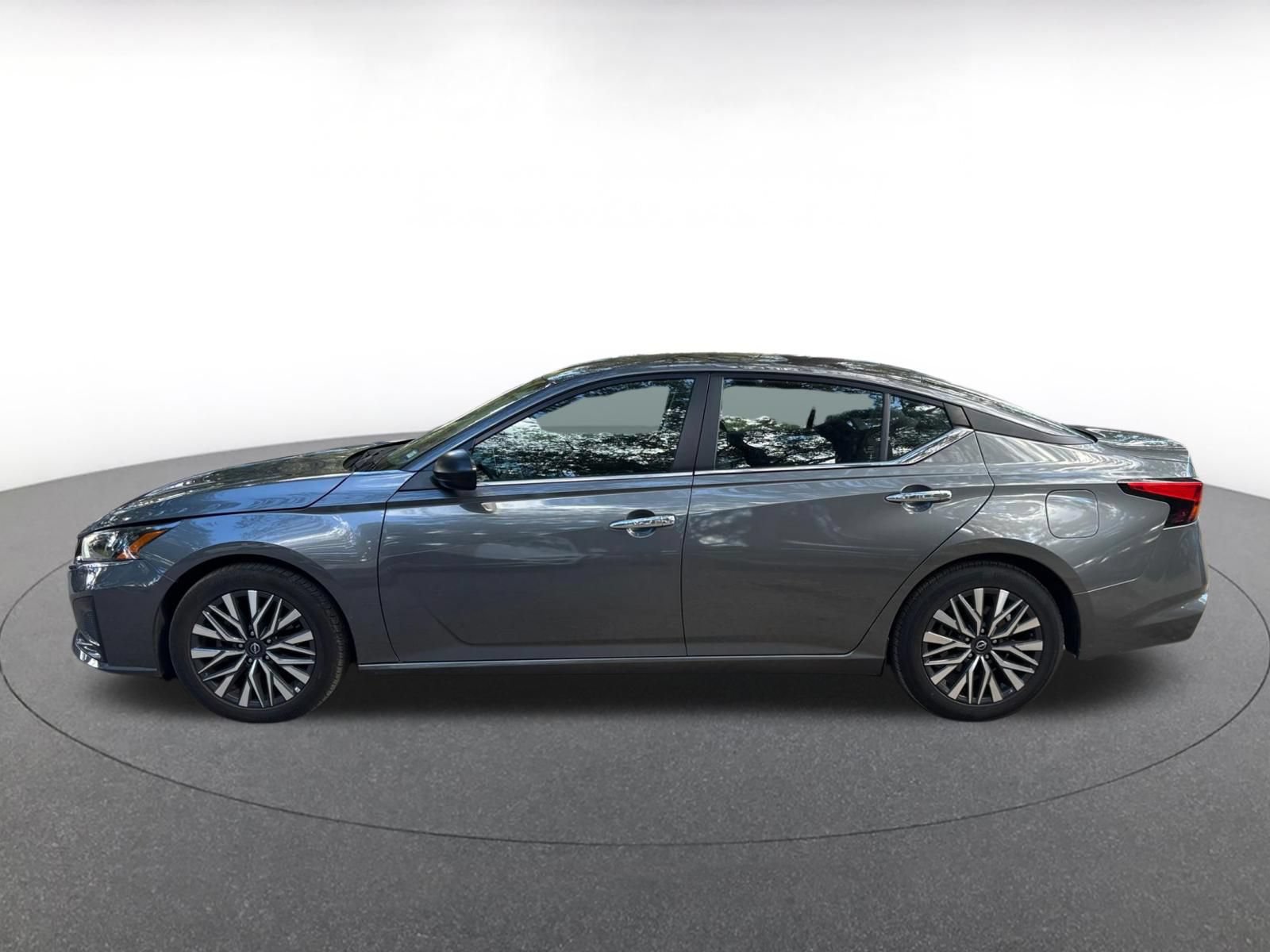 Used 2025 Nissan Altima 2.5 SV FWD image 7