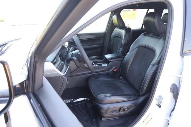 Used 2024 Jeep Grand Cherokee Altitude AWD/4WD image 8