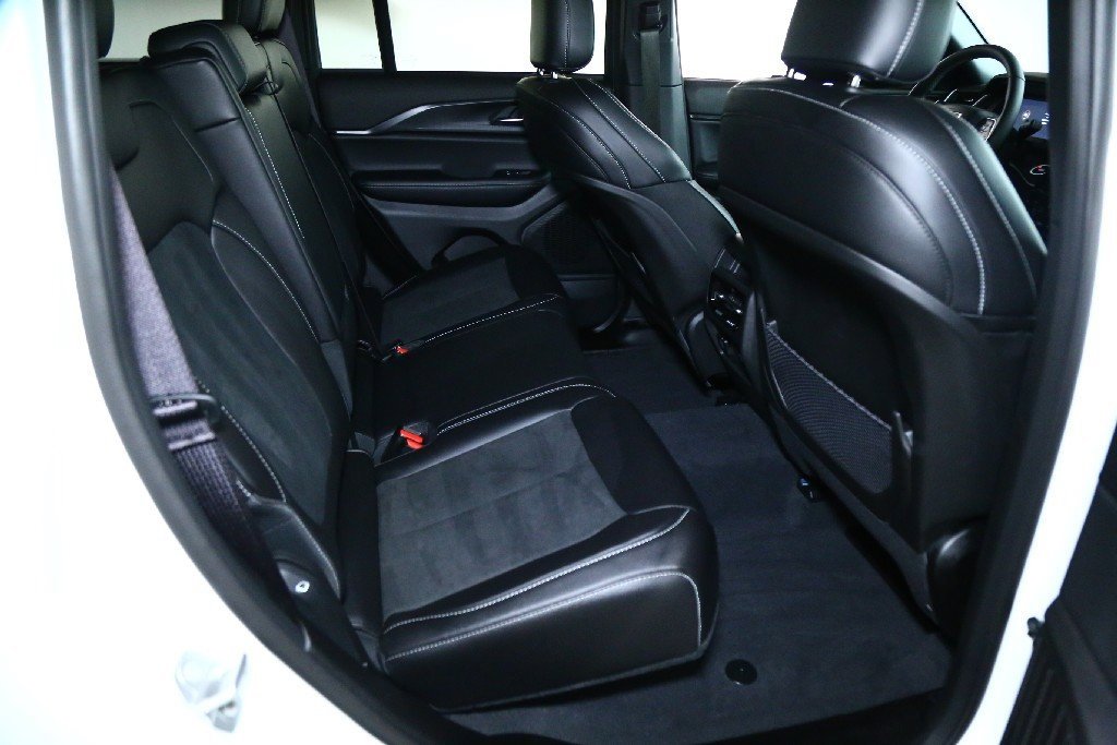 Used 2025 Jeep Grand Cherokee Altitude image 32