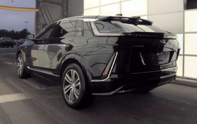 Used 2024 Cadillac Lyriq Luxury AWD/4WD image 5