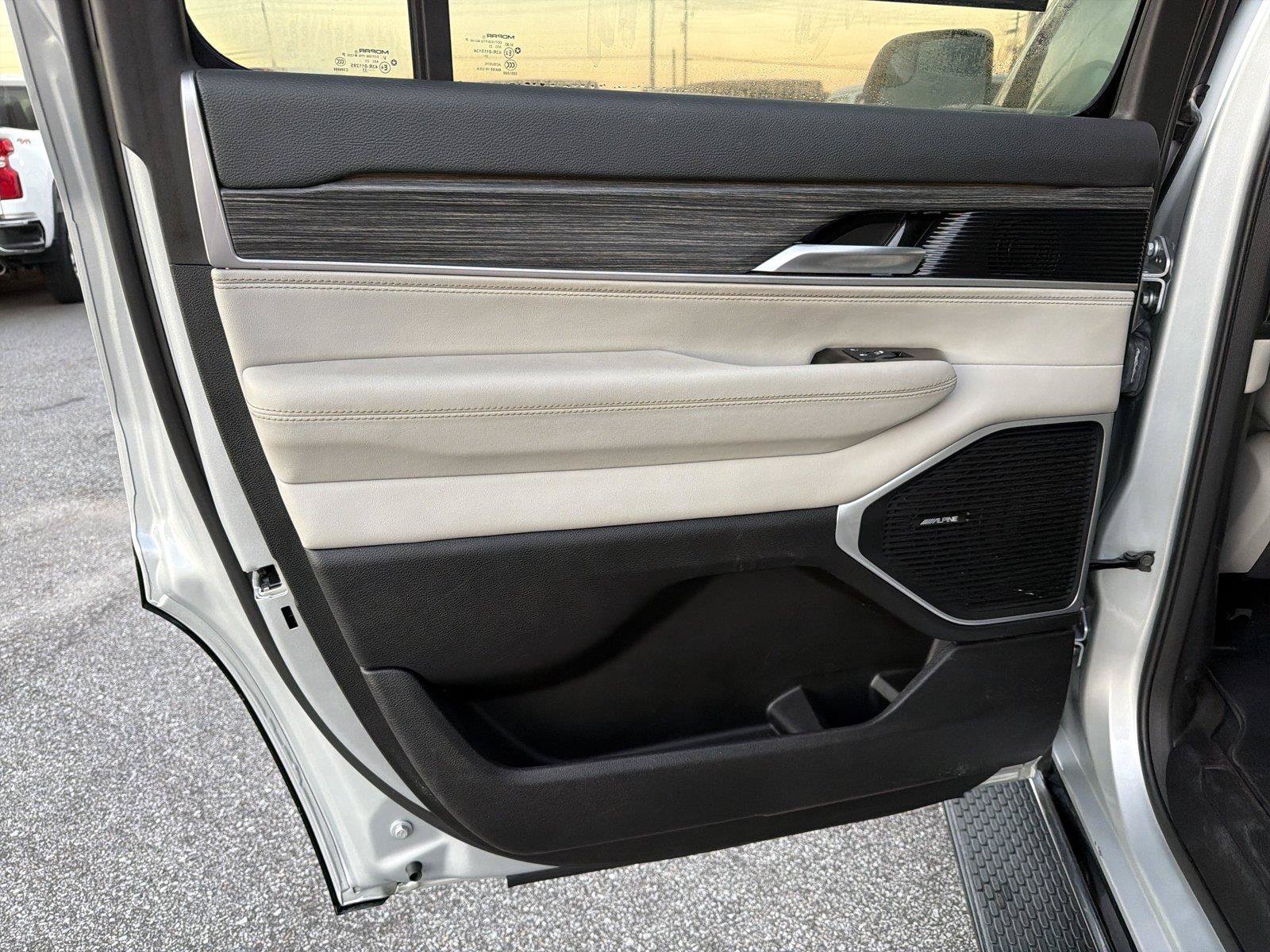 Used 2024 Jeep Wagoneer Series II w/ Flexible Seating Group RWD image 22