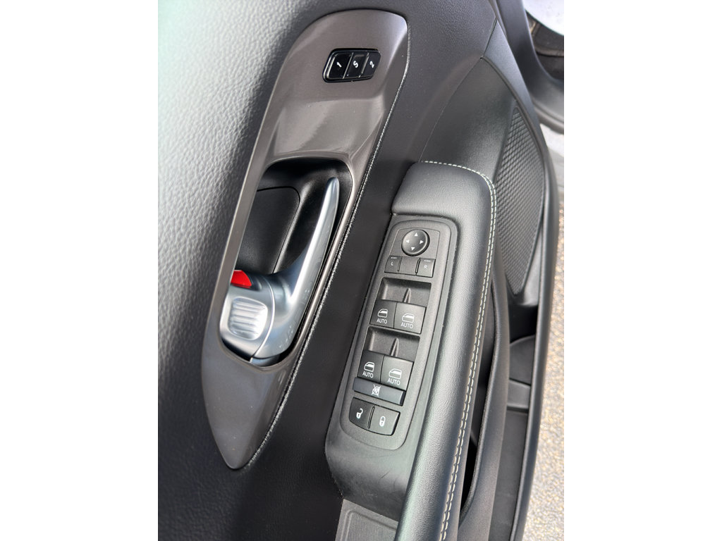 Used 2025 Chrysler Pacifica Select FWD image 11