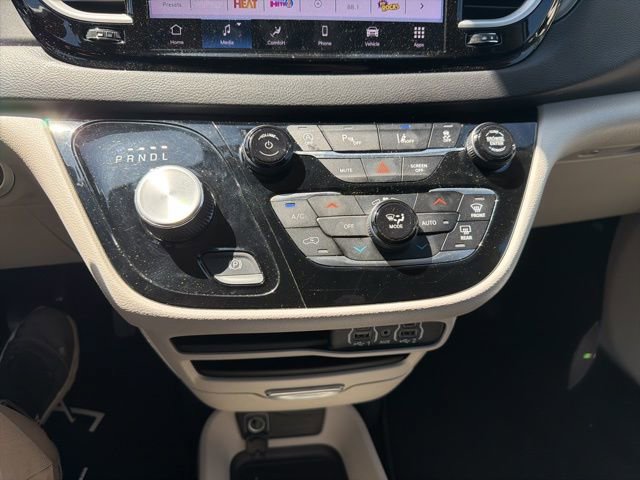 Used 2024 Chrysler Pacifica Touring-L FWD image 16