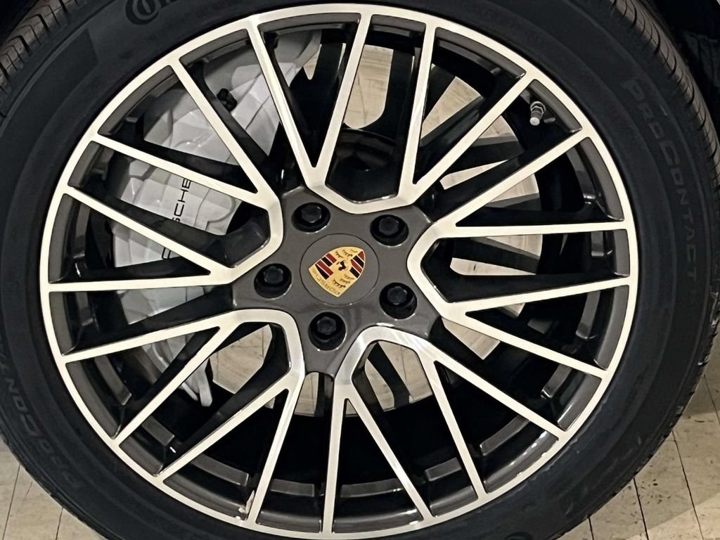 Certified 2023 Porsche Cayenne Turbo AWD/4WD image 15