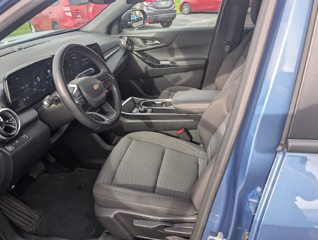 Used 2026 Chevrolet Equinox LT w/ Safety and Technology Package FWD image 11