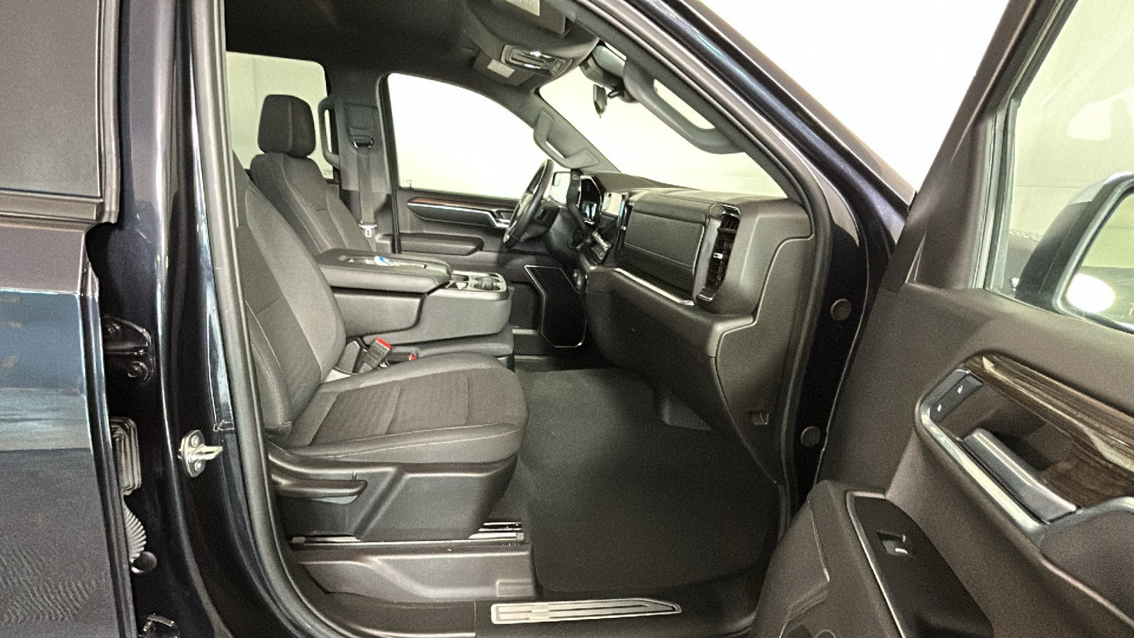 Used 2024 Chevrolet Silverado 1500 LT AWD/4WD image 36