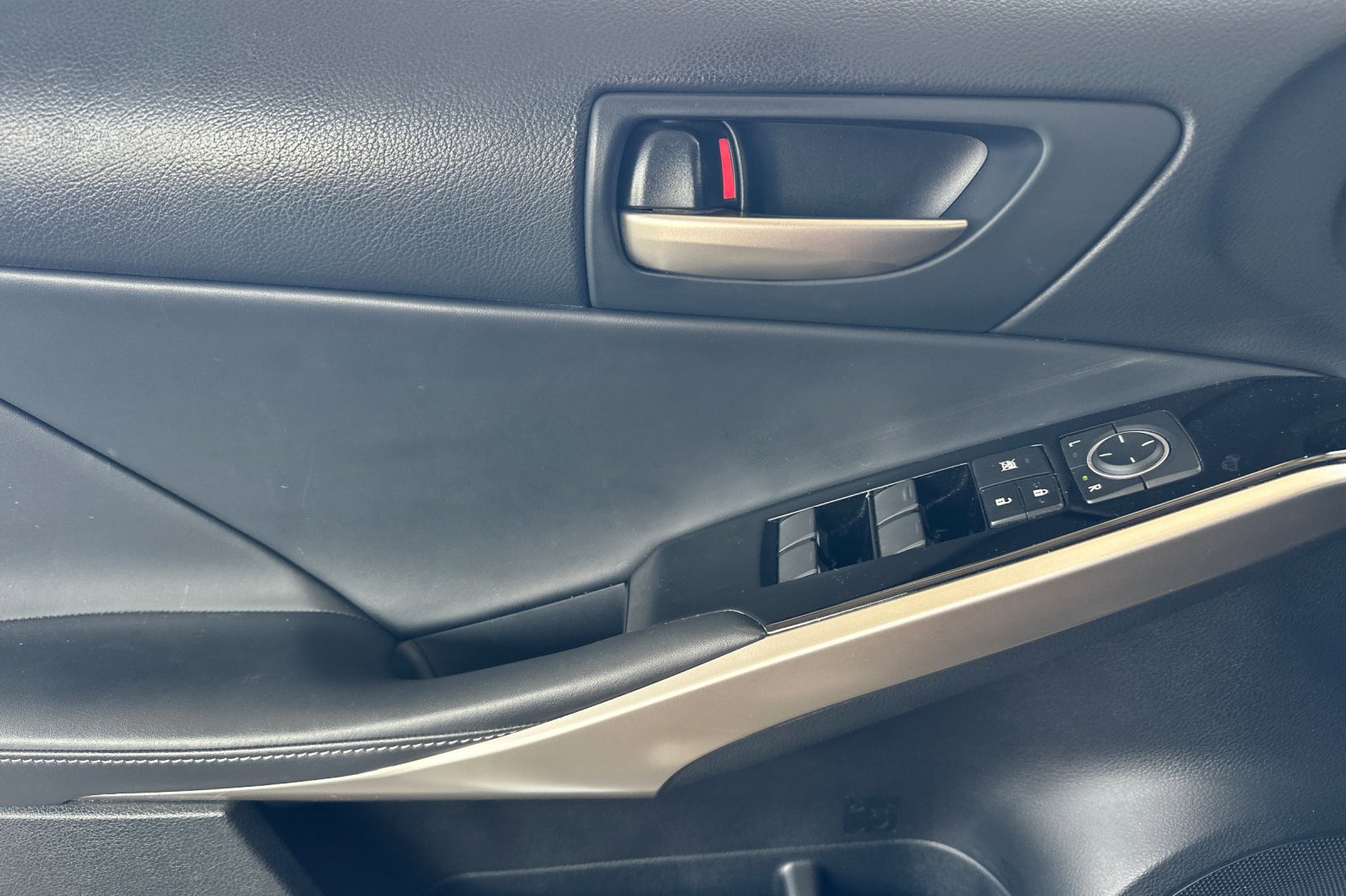 Used 2018 Lexus IS 300 w/ Accessory Package RWD image 11